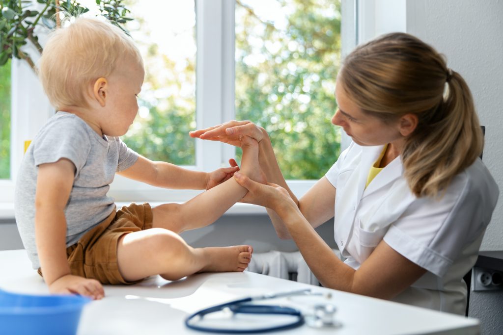 Lekárka vyšetruje malé dieťa