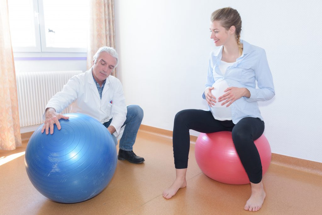 tehotná žena cvičí na fit lopte