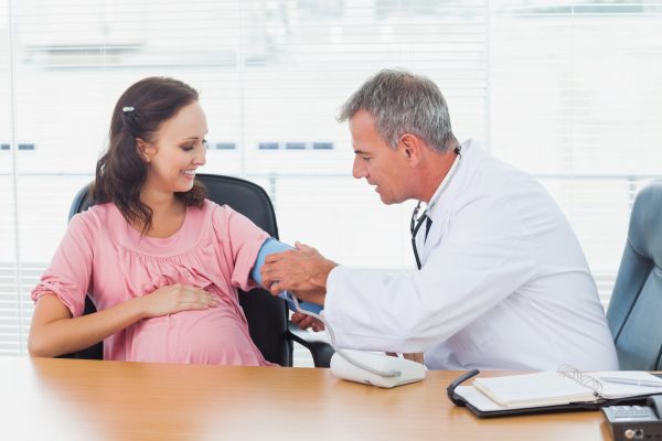 lekár meria tehotnej žene tlak