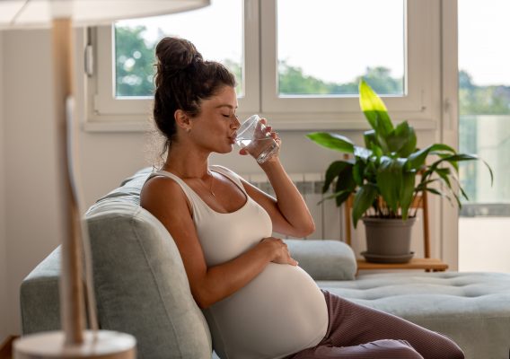 tehotná žena pije vodu