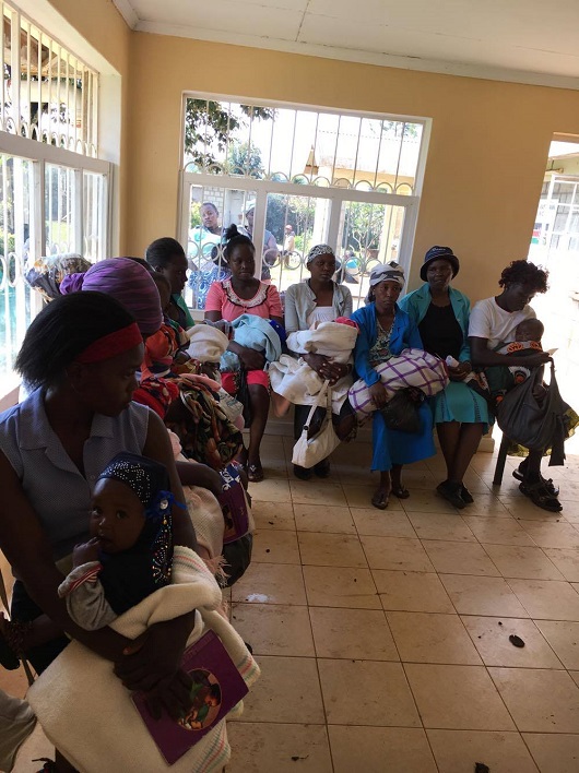 Africké ženy v čakárni so svojimi deťmi