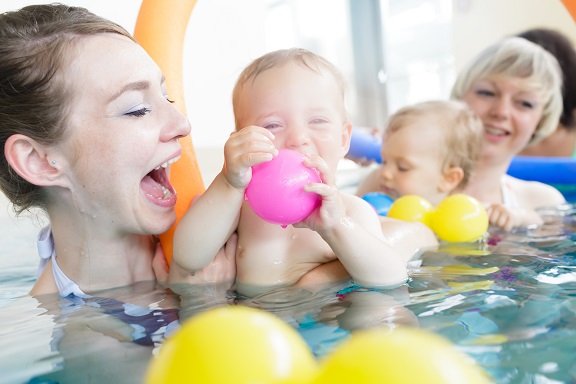 plávanie-pre-bábätká-prínosy
