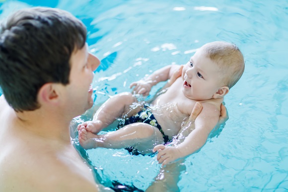plávanie-pre-bábätká-s-otcom