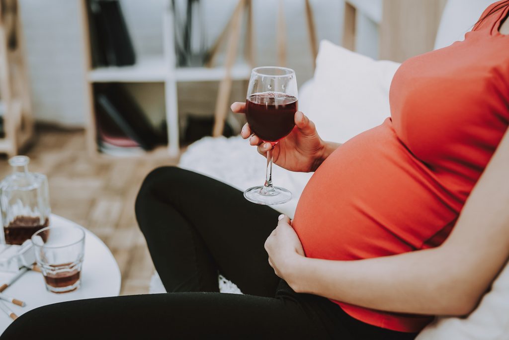 Žena pije víno v tehotenstve